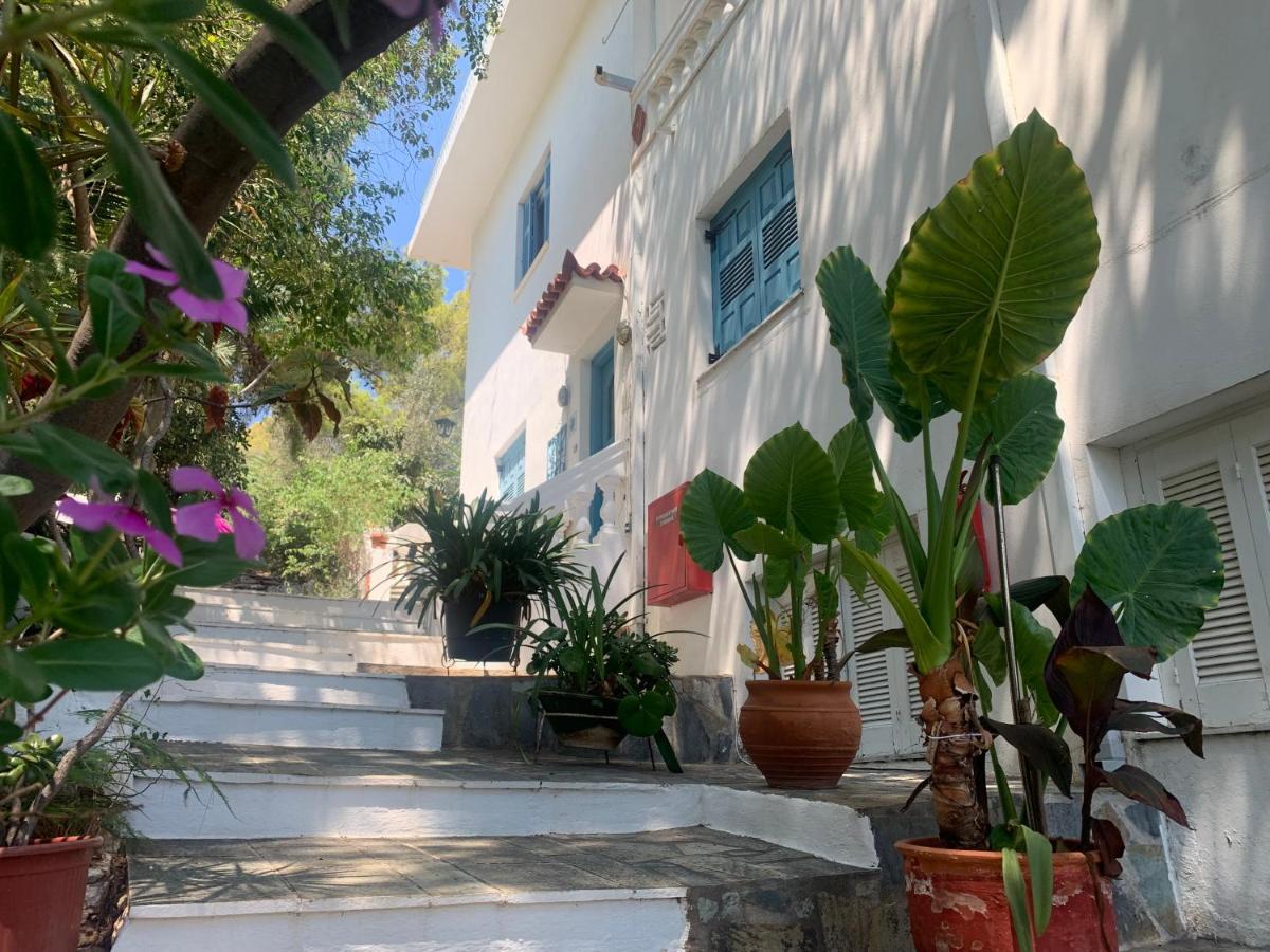 Loula Poros Town